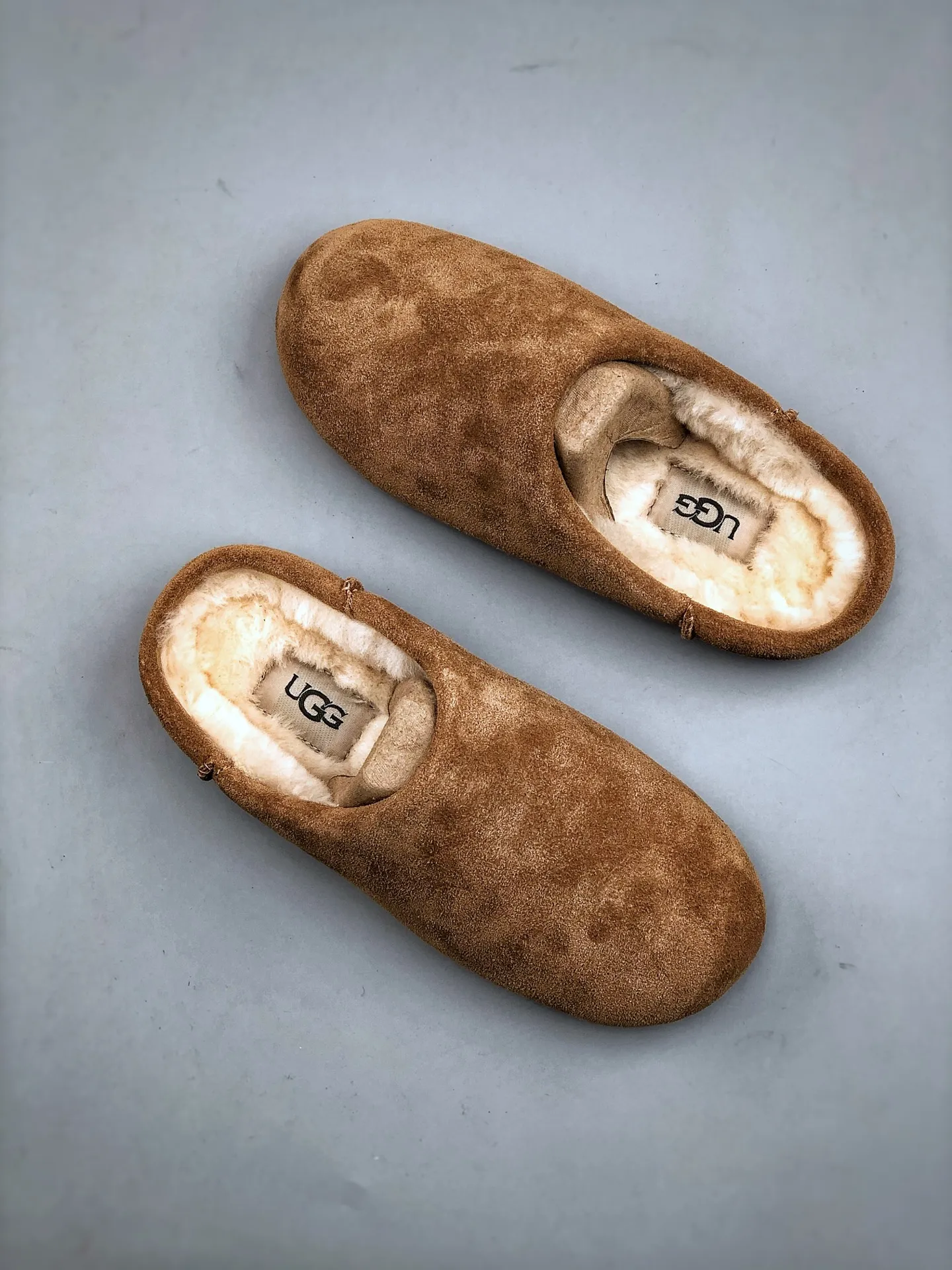 Local pick-up💰560 supports store placement. The top version of ugg on the market. 25 new models. UGG Classic Micro. Classic super mini. Classic boot type with lower cut design. Easy to match at home and out. Produced by a large foreign trade factory in Guangzhou. Toe to insole. Genuine sheep fur integrated. Independent outer box packaging. Chip with waterproof technology. Different from any version on the market. Independently developed original outsole and cashmere insole to keep you warm in winter and suitable for home use. In recent years, uug has launched a style series that is partially geared towards the preferences of young consumers and has also moved to the forefront of fashion trends. Shoe body material Water-repellent coated suede upper 17 mm UGGPURE™ implanted wool insole Lightweight non-slip and comfortable rubber outsole With brand LOGO trademark Comes with a full set of packaging Size: 35-40